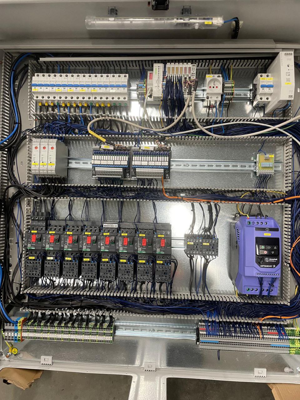 Assemblage van een besturingskast voor Vintilec Industrial