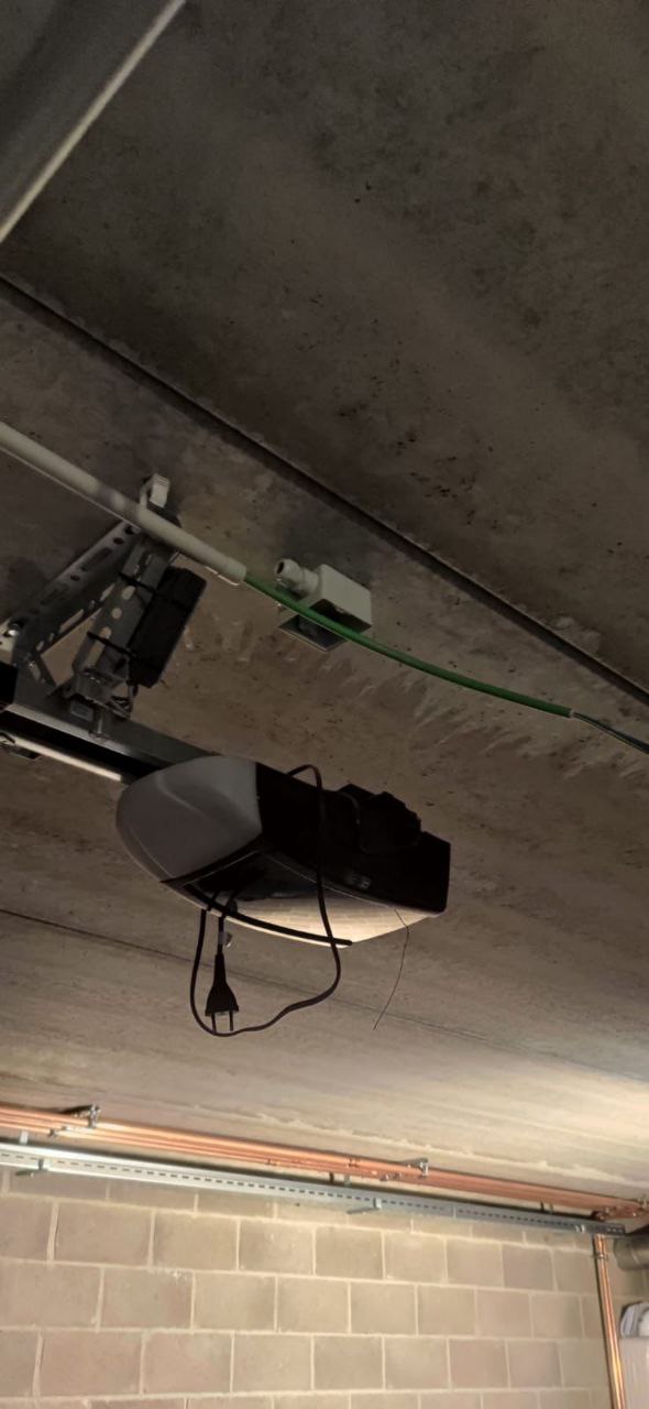 Elektriciteit begint niet bij de stopcontacten, maar bij het beton. 🛠️