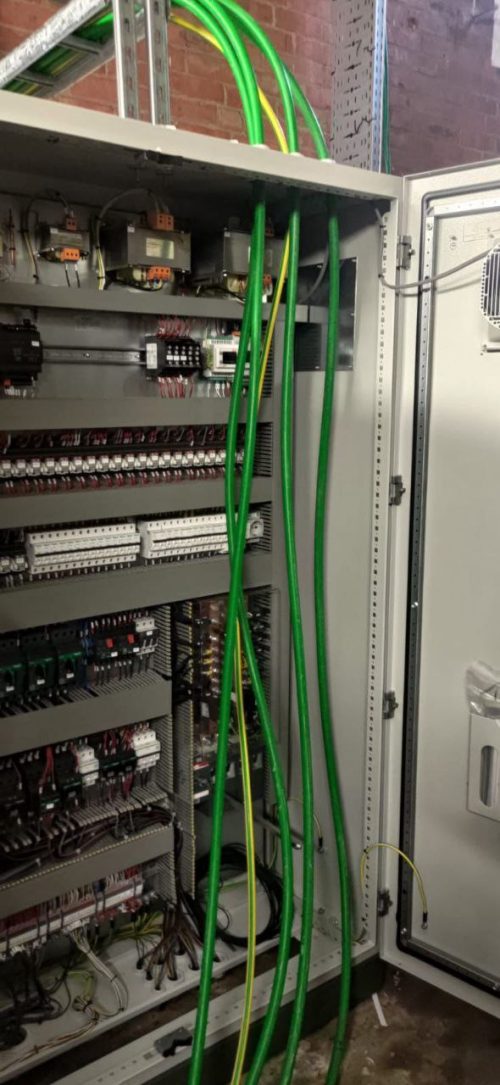 Industriële standaarden in elk detail: de assemblage van een vermogensverdeler