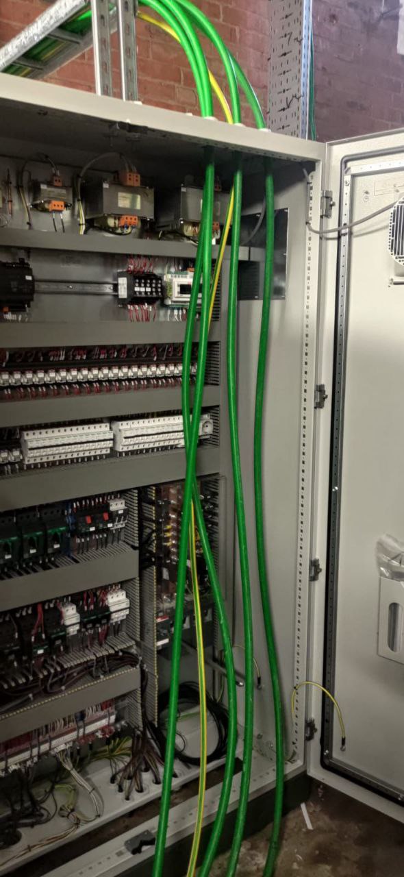 Industriële standaarden in elk detail: de assemblage van een vermogensverdeler