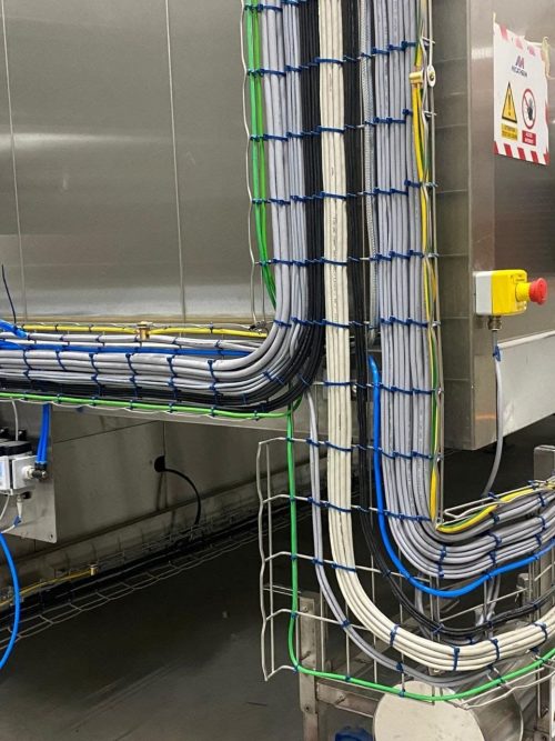 Professionele bekabelingsinstallatie voor een moderne productieomgeving