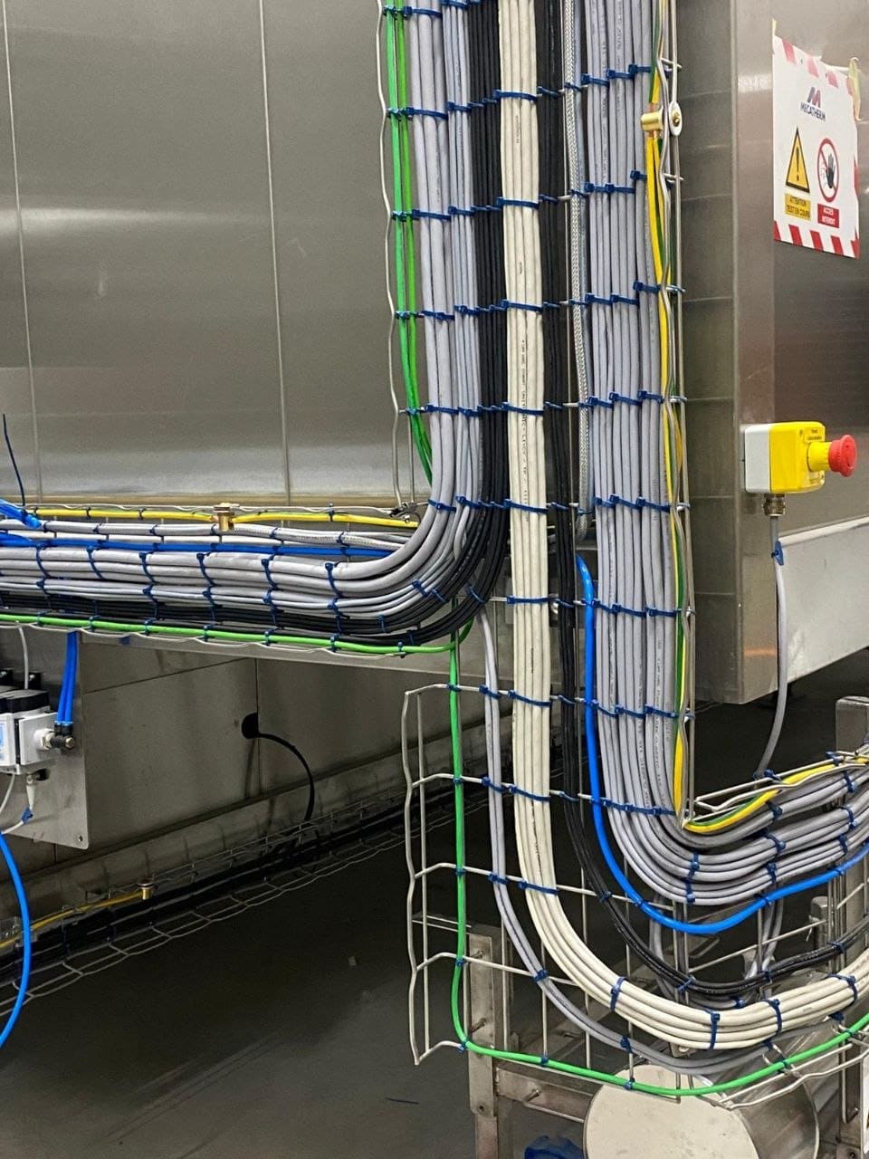 Professionele bekabelingsinstallatie voor een moderne productieomgeving